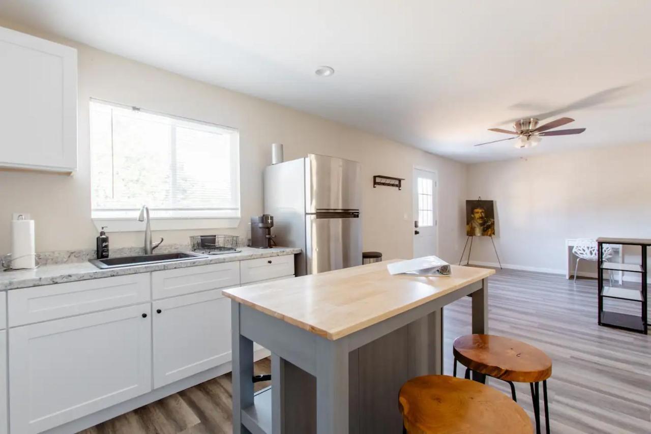 Beautiful Spacious Guest Home Роузвил Екстериор снимка
