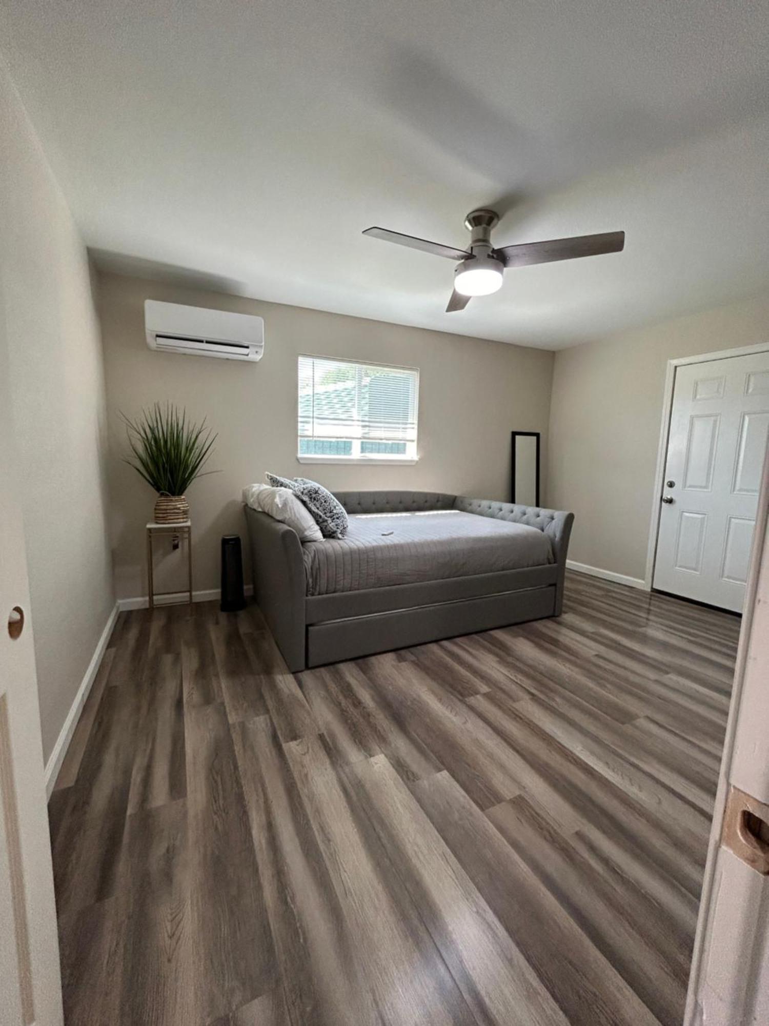 Beautiful Spacious Guest Home Роузвил Екстериор снимка